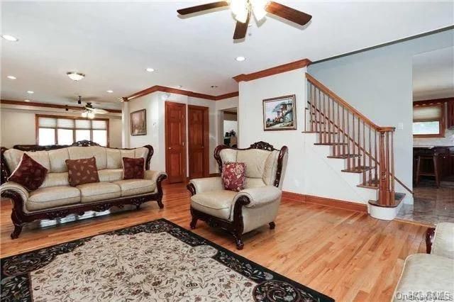 43 Baxter Avenue, New Hyde Park, NY 11040