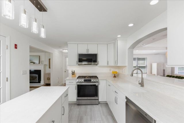4 Applewood Lane, Salem, NH 03079