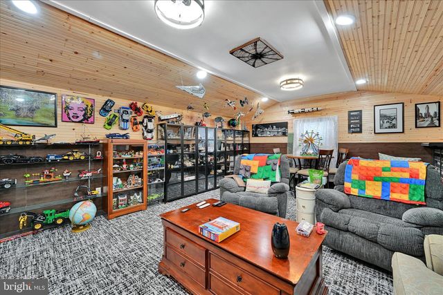 161 N LAUREL ST, Manheim, PA 17545