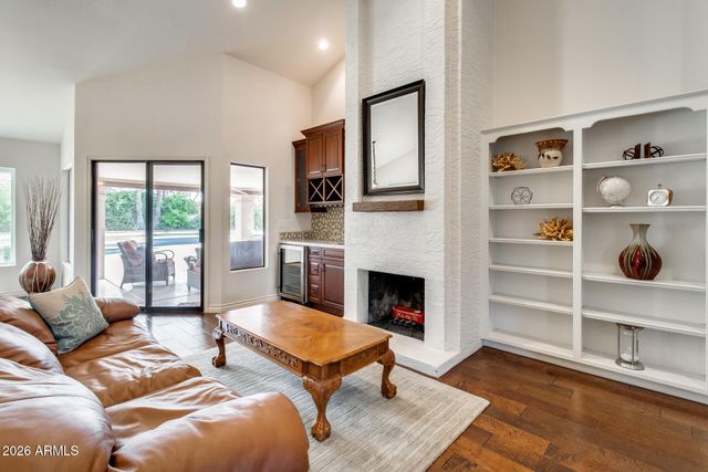 10675 E CINNABAR Avenue, Scottsdale, AZ 85258