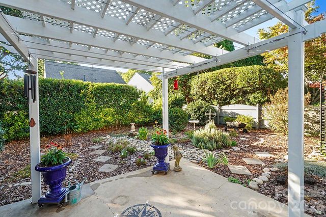 7024 Saranac Lane, Charlotte, NC 28105