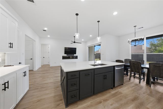 314 W James Street, Mabank, TX 75147