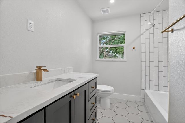 4828 Staples Avenue, Fort Worth, TX 76133