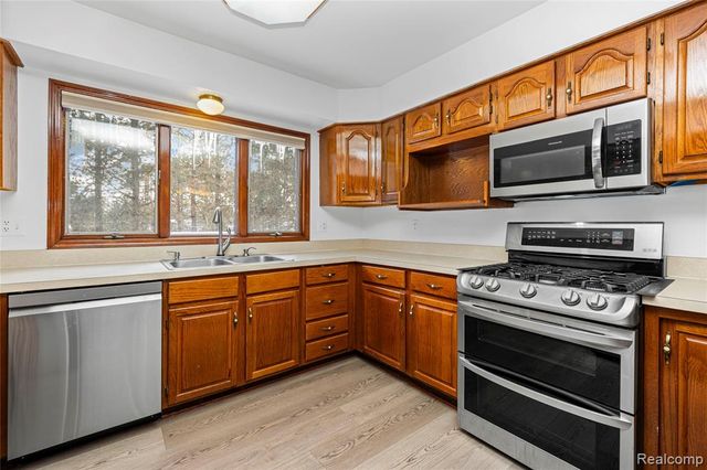 2411 Lassiter Drive, Rochester Hills, MI 48309