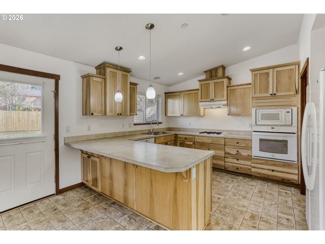 19243 CENTRAL POINT Rd, Oregon City, OR 97045