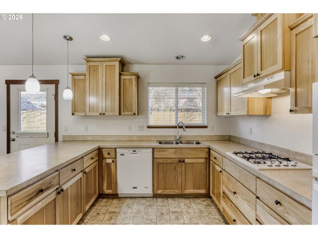 19243 CENTRAL POINT Rd, Oregon City, OR 97045