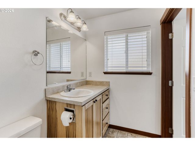 19243 CENTRAL POINT Rd, Oregon City, OR 97045