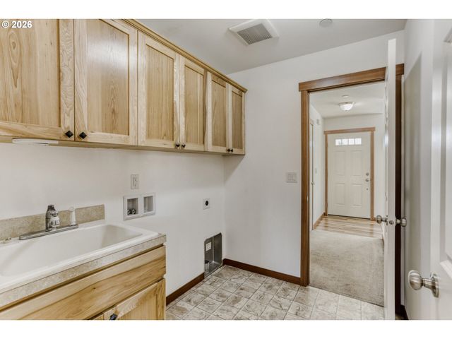 19243 CENTRAL POINT Rd, Oregon City, OR 97045