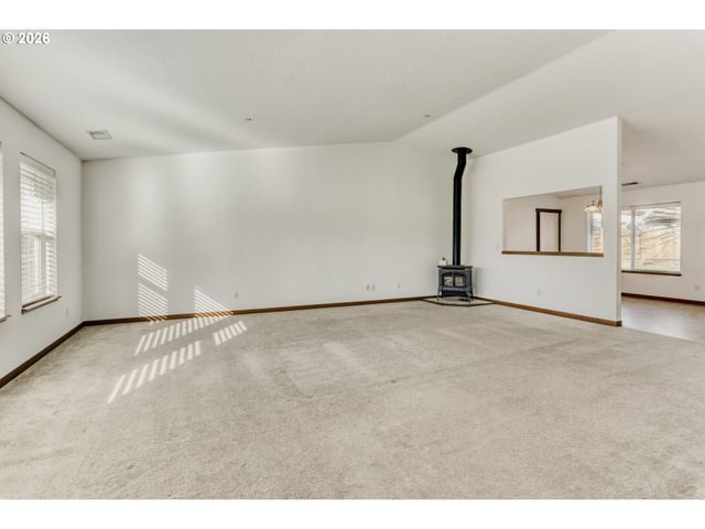 19243 CENTRAL POINT Rd, Oregon City, OR 97045