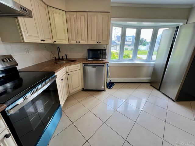 51 Friendly, Hicksville, NY 11801