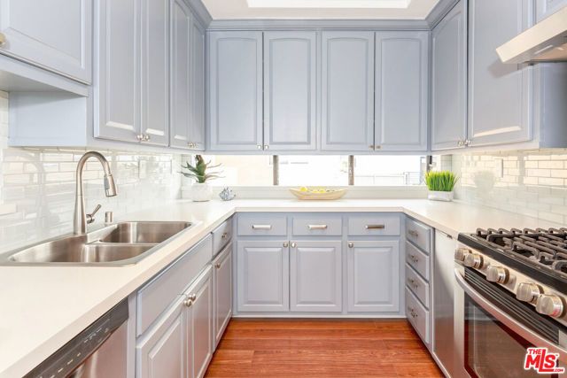 126 Neptune Avenue, Hermosa Beach, CA 90254