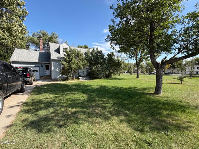 707 1st Street SW, Crosby, ND 58730 property photo