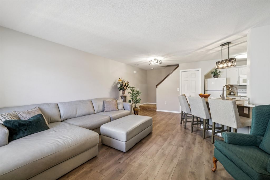 3799 Village Run Drive 202, Des Moines, IA 50317