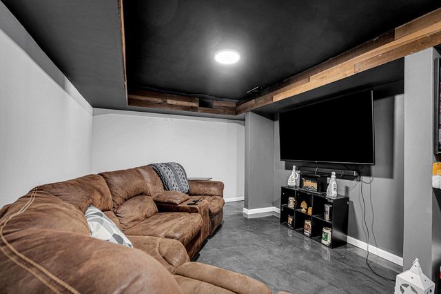 14 Cove Drive, Derry, NH 03038