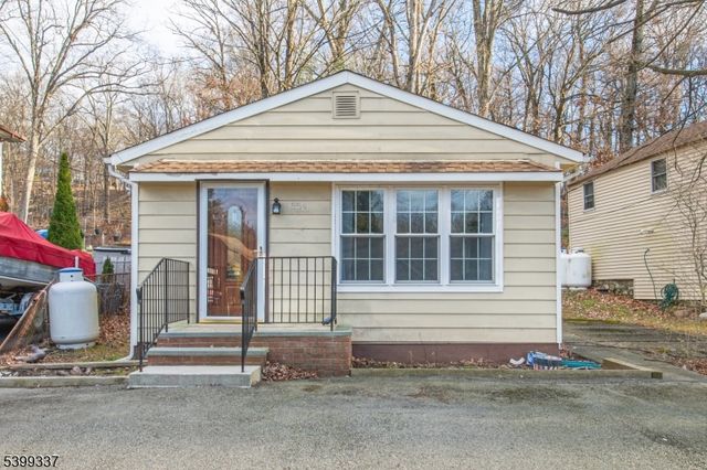 354 Maxim Dr, Hopatcong Boro, NJ 07843