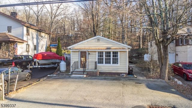 354 Maxim Dr, Hopatcong Boro, NJ 07843