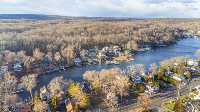 354 Maxim Dr, Hopatcong Boro, NJ 07843