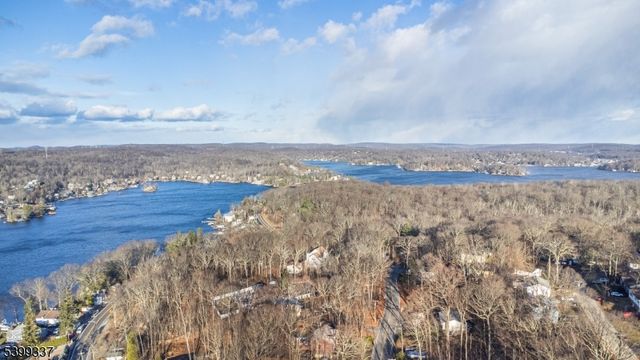 354 Maxim Dr, Hopatcong Boro, NJ 07843