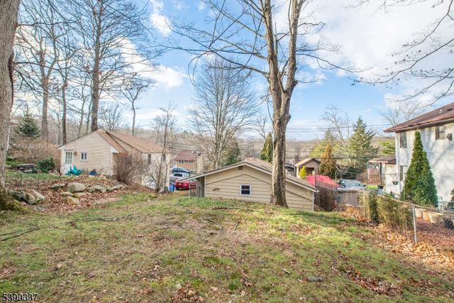 354 Maxim Dr, Hopatcong Boro, NJ 07843