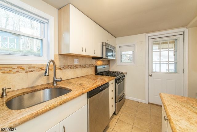 354 Maxim Dr, Hopatcong Boro, NJ 07843