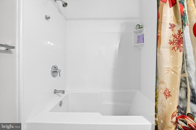 926 SWEETBAY LN, Lebanon, PA 17046