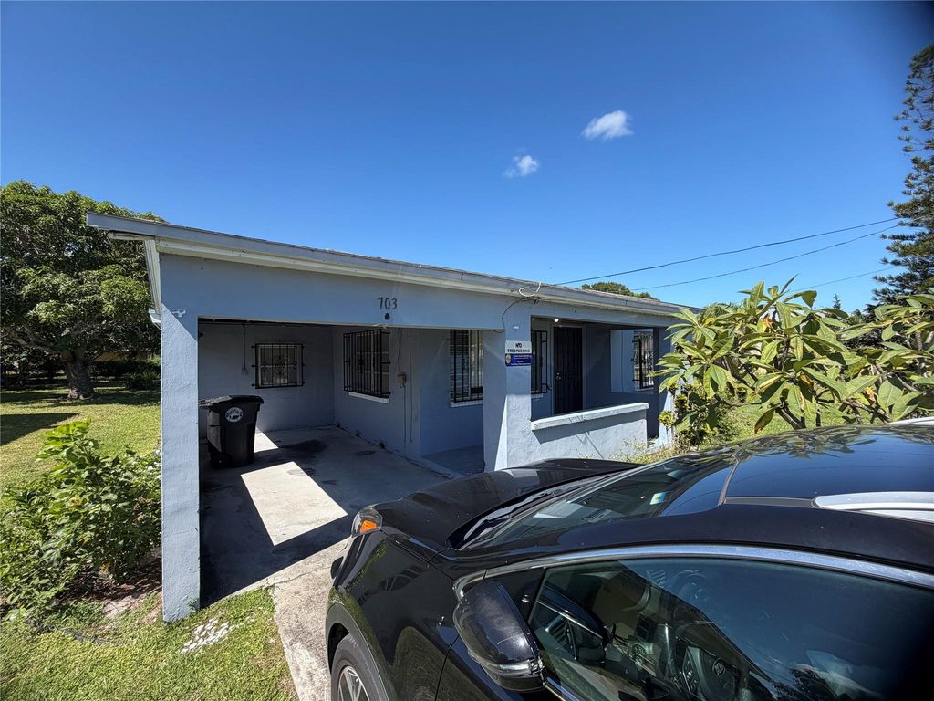703 N 17th St, Fort Pierce, FL 34950