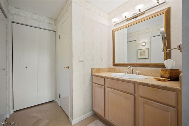 12500 Edgewater Drive 402, Lakewood, OH 44107