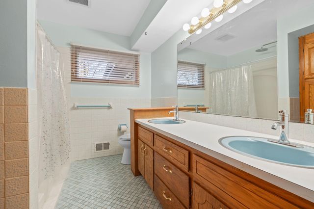 5230 Pennsylvania Avenue N, New Hope, MN 55428