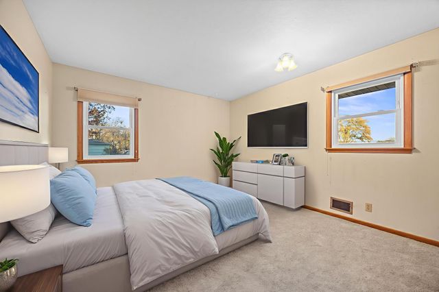 5230 Pennsylvania Avenue N, New Hope, MN 55428