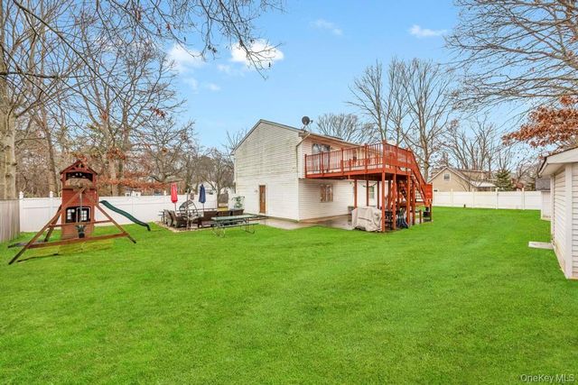 542 Freeman Avenue, Brentwood, NY 11717