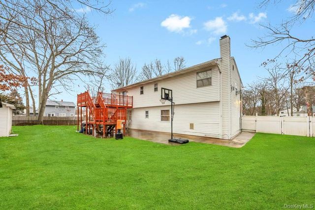 542 Freeman Avenue, Brentwood, NY 11717