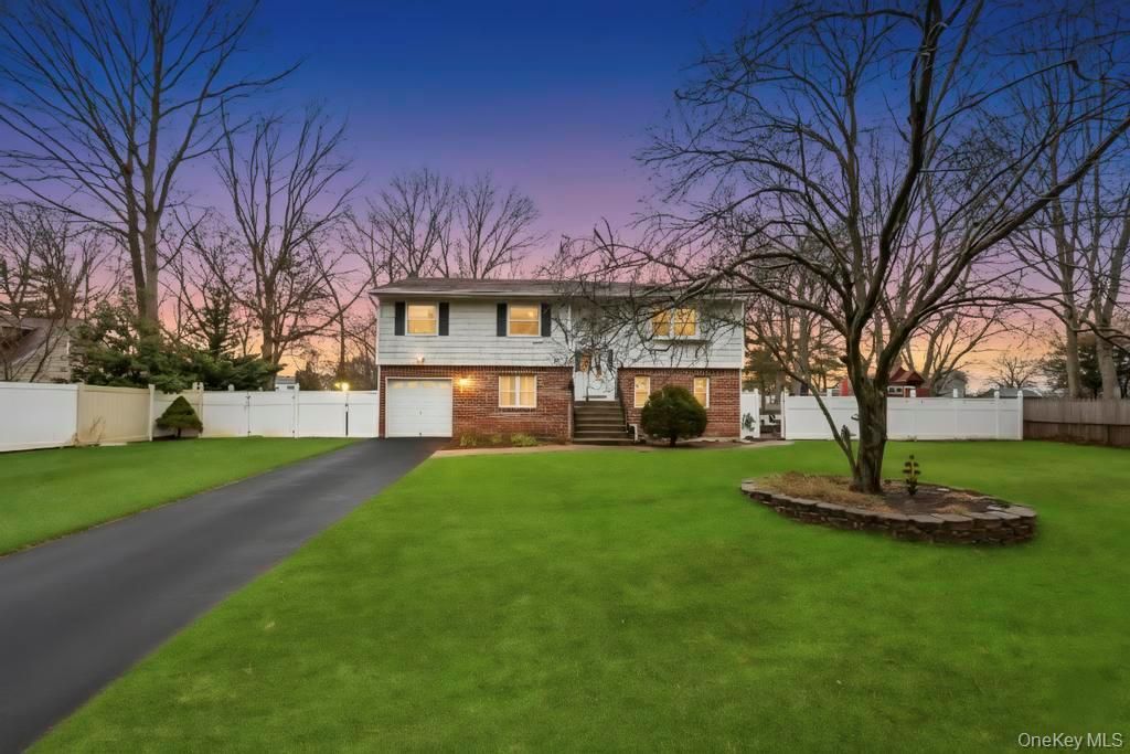 542 Freeman Avenue, Brentwood, NY 11717