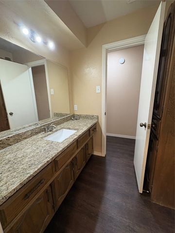 1025 Cloverdale Lane, Desoto, TX 75115
