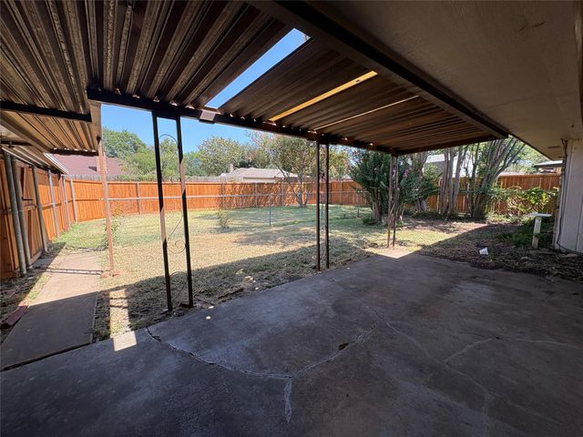 1025 Cloverdale Lane, Desoto, TX 75115