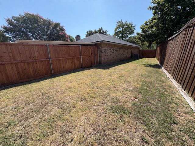 1025 Cloverdale Lane, Desoto, TX 75115