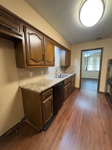 1025 Cloverdale Lane, Desoto, TX 75115