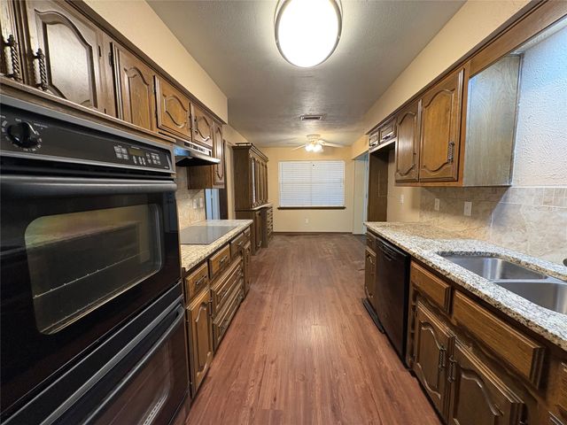 1025 Cloverdale Lane, Desoto, TX 75115