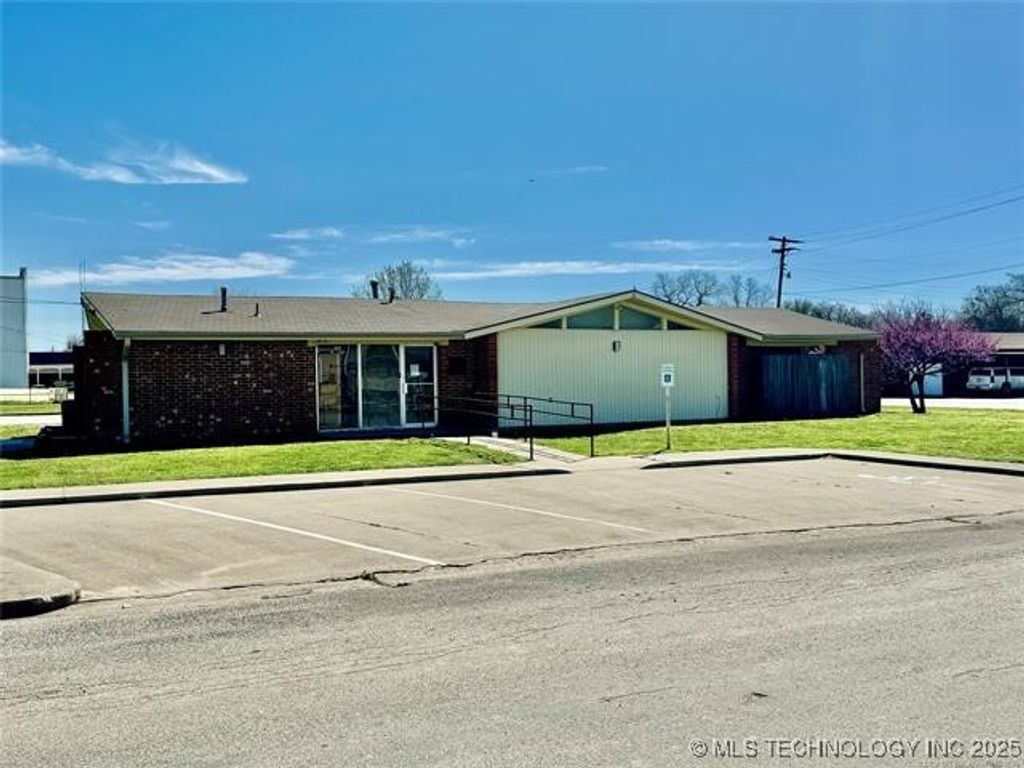 105 S 3, Marietta, OK 73448