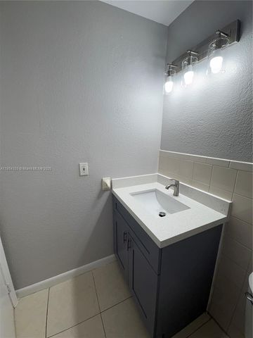 300 NW 16th Ave 2E, Pompano Beach, FL 33069