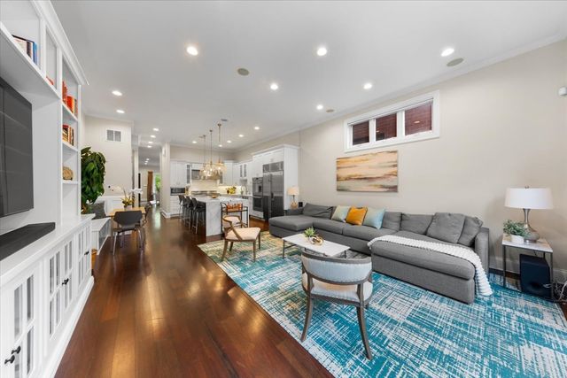 1716 W Wolfram Street, Chicago, IL 60657