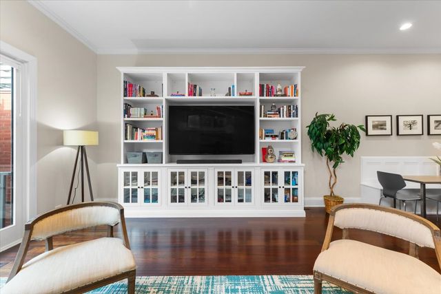 1716 W Wolfram Street, Chicago, IL 60657