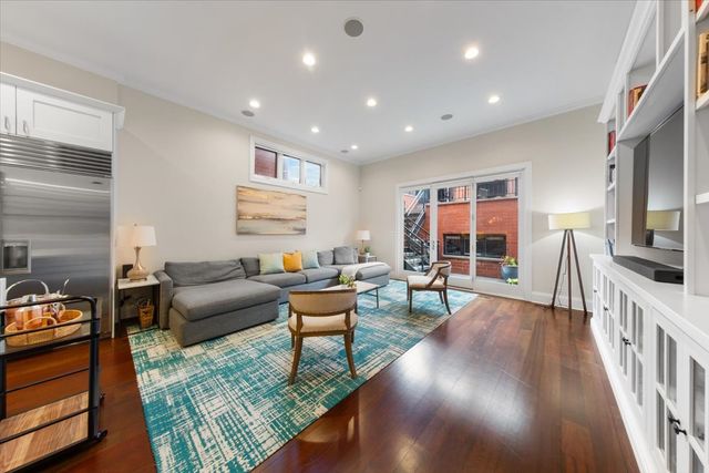 1716 W Wolfram Street, Chicago, IL 60657
