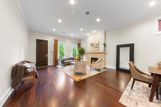 1716 W Wolfram Street, Chicago, IL 60657