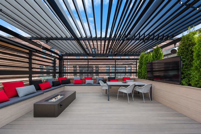 1716 W Wolfram Street, Chicago, IL 60657
