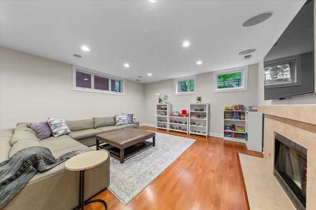 1716 W Wolfram Street, Chicago, IL 60657