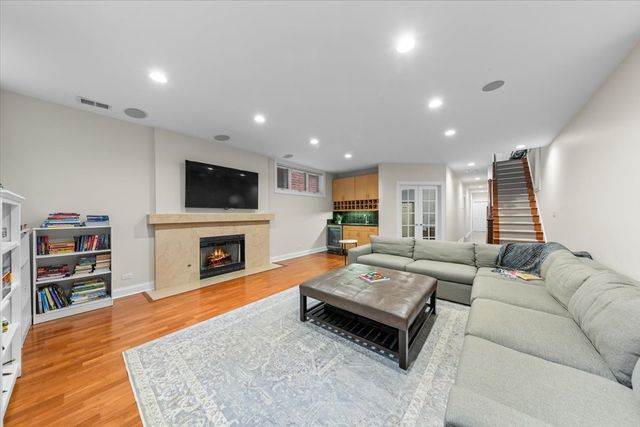 1716 W Wolfram Street, Chicago, IL 60657