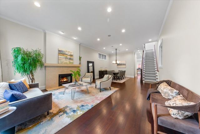 1716 W Wolfram Street, Chicago, IL 60657