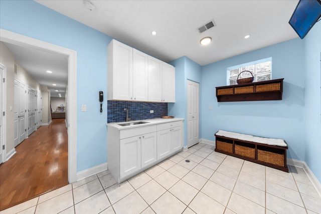 1716 W Wolfram Street, Chicago, IL 60657