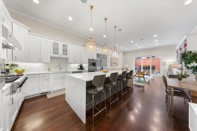 1716 W Wolfram Street, Chicago, IL 60657