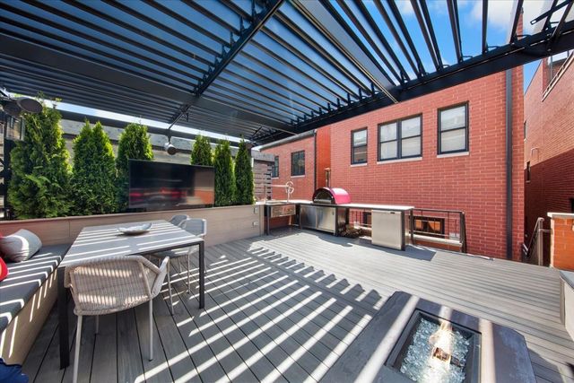 1716 W Wolfram Street, Chicago, IL 60657